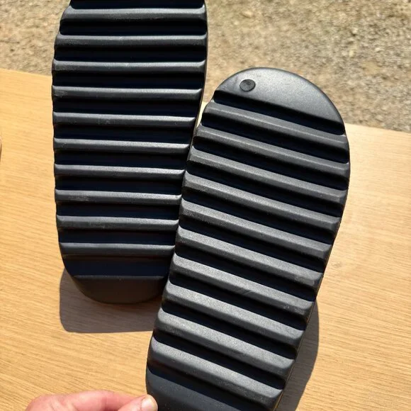 Imitation Yeezy  Men's Slides new w/ tags Onyx 11 - Picture 5 of 6